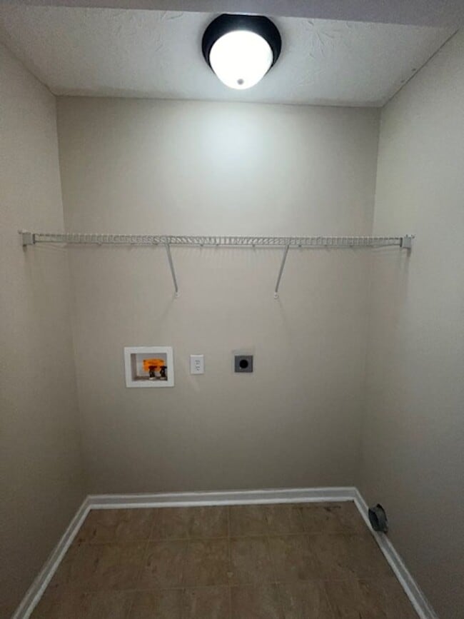 Building Photo - 3-bedroom, 1.5-bathroom home located in the heart of Nicholasville, KY.