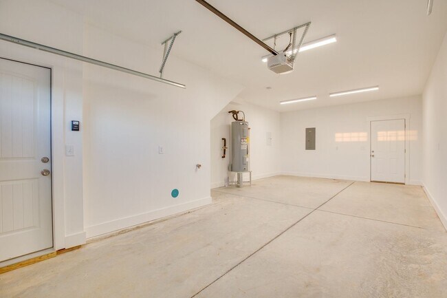 Building Photo - Townhome Available below $1800 per month