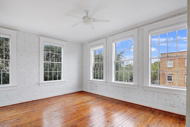 Building Photo - 321 W Broughton St