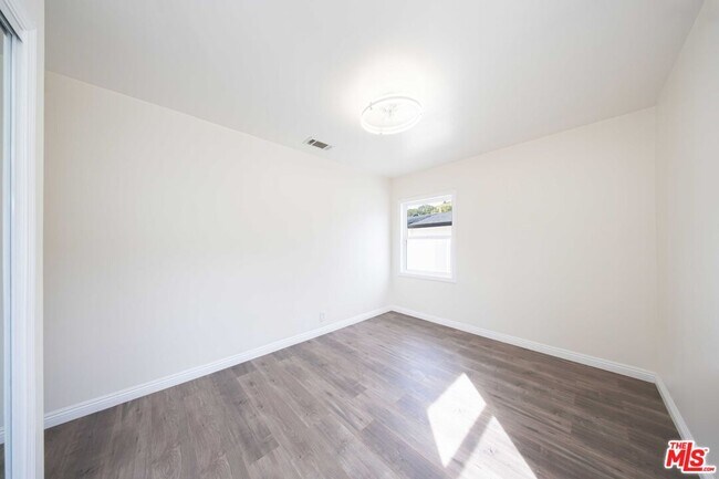 Building Photo - 8432 Glenoaks Blvd