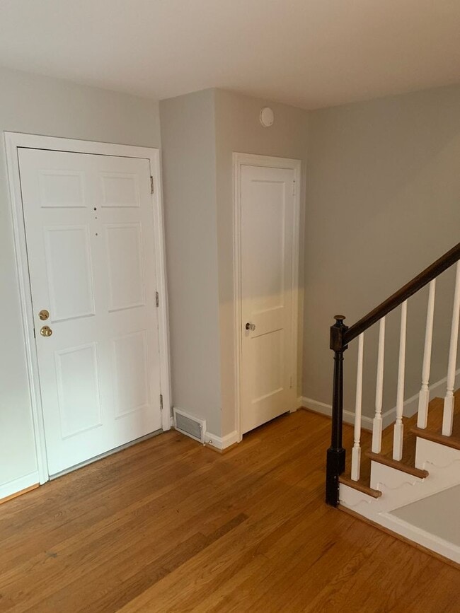 Building Photo - Charming Trolley Area Brick Townhome