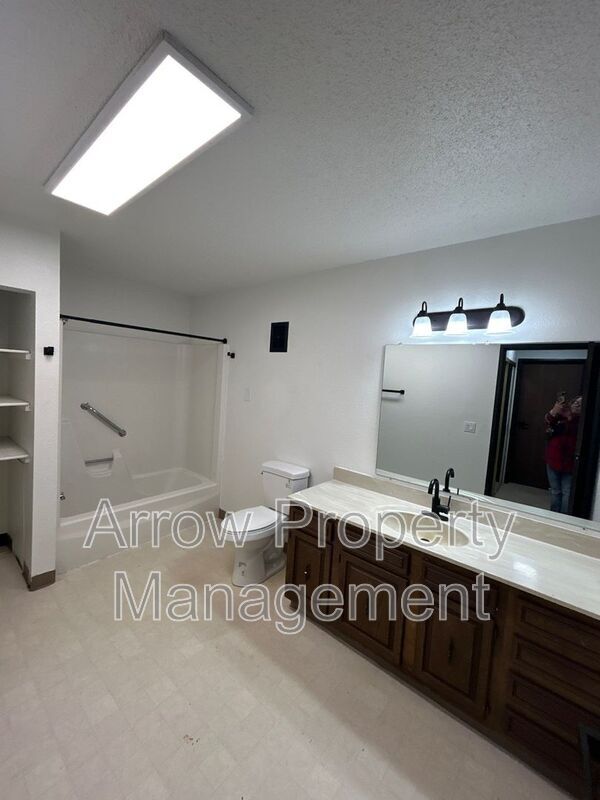 Primary Photo - 201 E Arbor Ave
