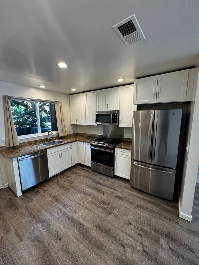 Building Photo - Gorgeous Updated 3-Bedroom Townhome in Pri...
