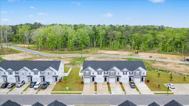 Building Photo - Like New 3 Bed, 2.5 Bath End Unit Townhome in Richmond Hill