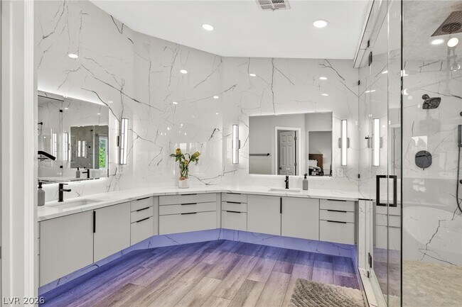 Building Photo - 363 E Robindale Rd