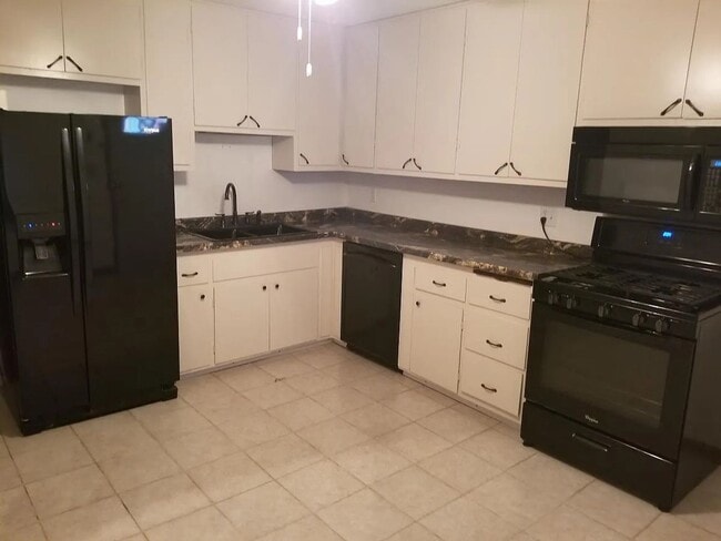 Building Photo - Bright & Spacious 3-Bedroom Home on Large ...