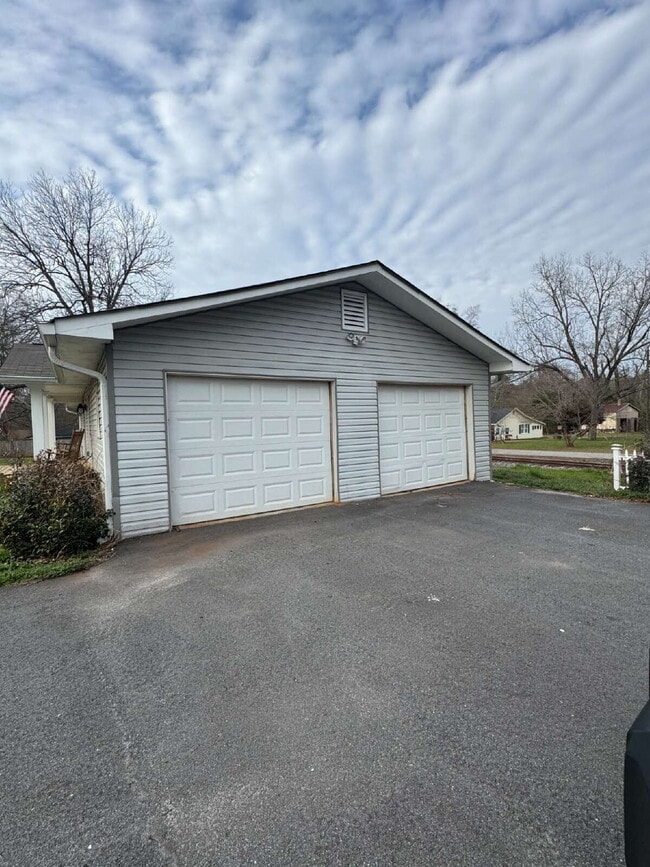 Building Photo - Recently Renovated Home Near Downtown Gillsville