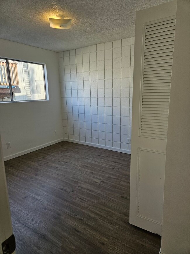 Building Photo - Great centrally located apartment!