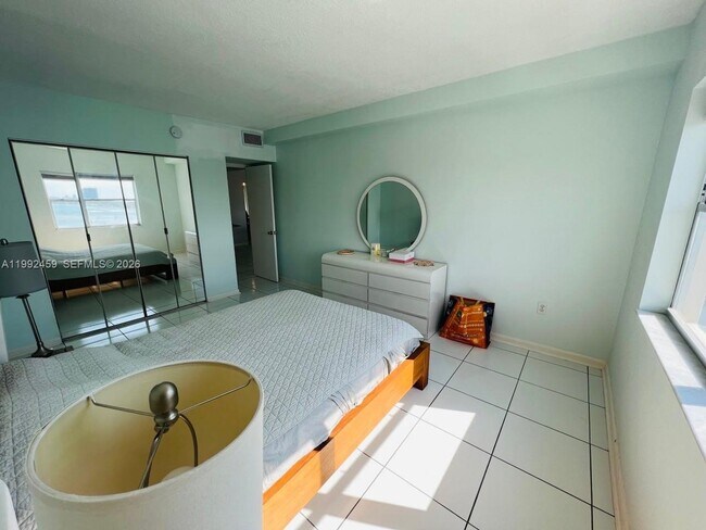 Building Photo - 400 Kings Point Dr