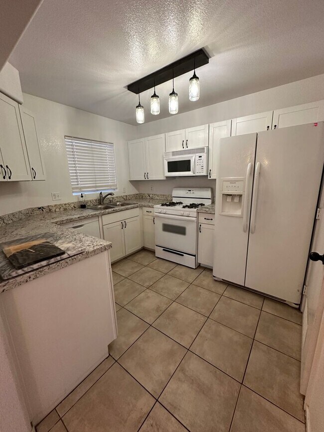 Building Photo - MUST SEE 2 BEDROOM CONDO!