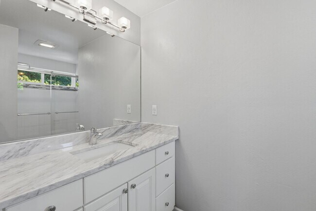 Building Photo - 3bd/2.5ba Bellevue Home