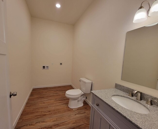 Building Photo - Remodeled, bright and spacious 3 bed close to ferries and base