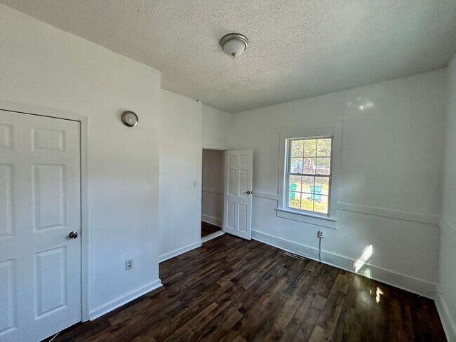 Building Photo - 11 N Quince Ave