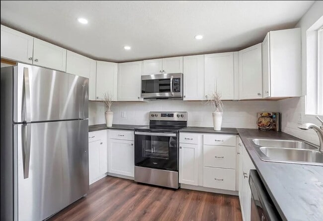 Building Photo - Fully Renovated Townhome Minutes from the ...