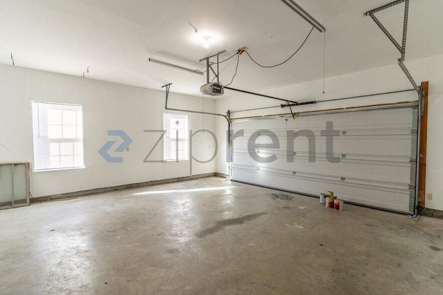 Building Photo - Unit