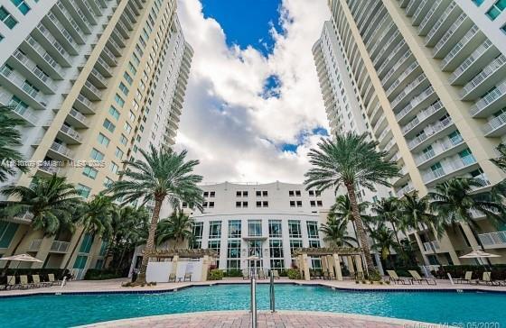 Building Photo - 1745 E Hallandale Beach Blvd