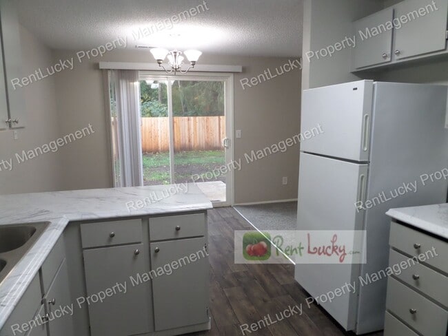 Building Photo - Freshly Updated 3-Bedroom Duplex w/Attache...