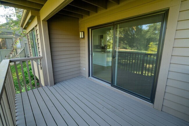 Building Photo - 656 Golf Ln