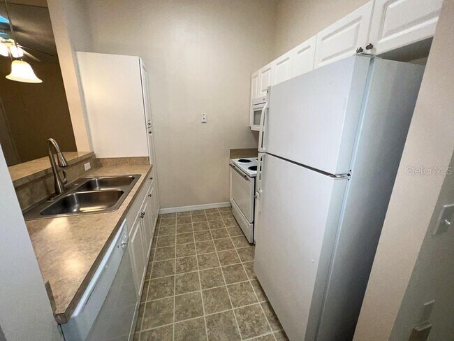 Building Photo - 4004 SW 26th Dr