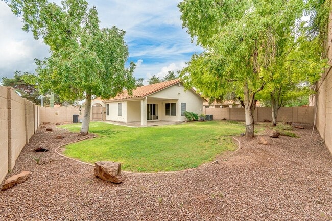 Building Photo - Pecos Ranch Beauty!