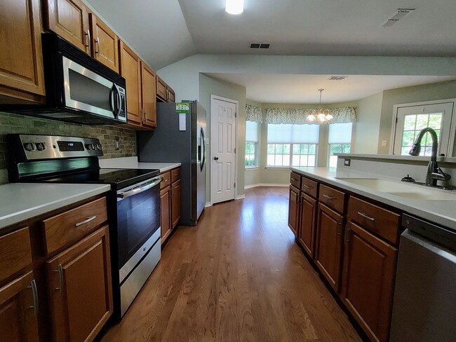 Building Photo - Beautiful 3 bedroom home ready for move in