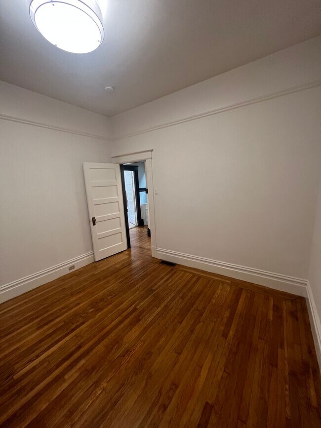 Building Photo - 1323-25