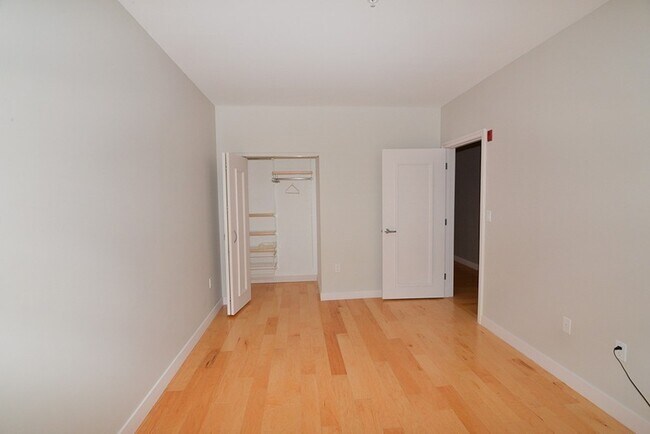 Building Photo - 323 Boylston St