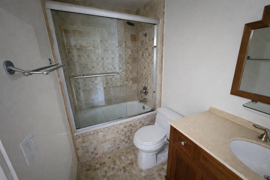 Building Photo - 1154 S Barrington Ave