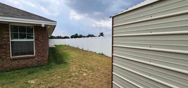 Building Photo - Beautiful 3 bedroom, 2 bath home for rent, Available to view 3/2/26