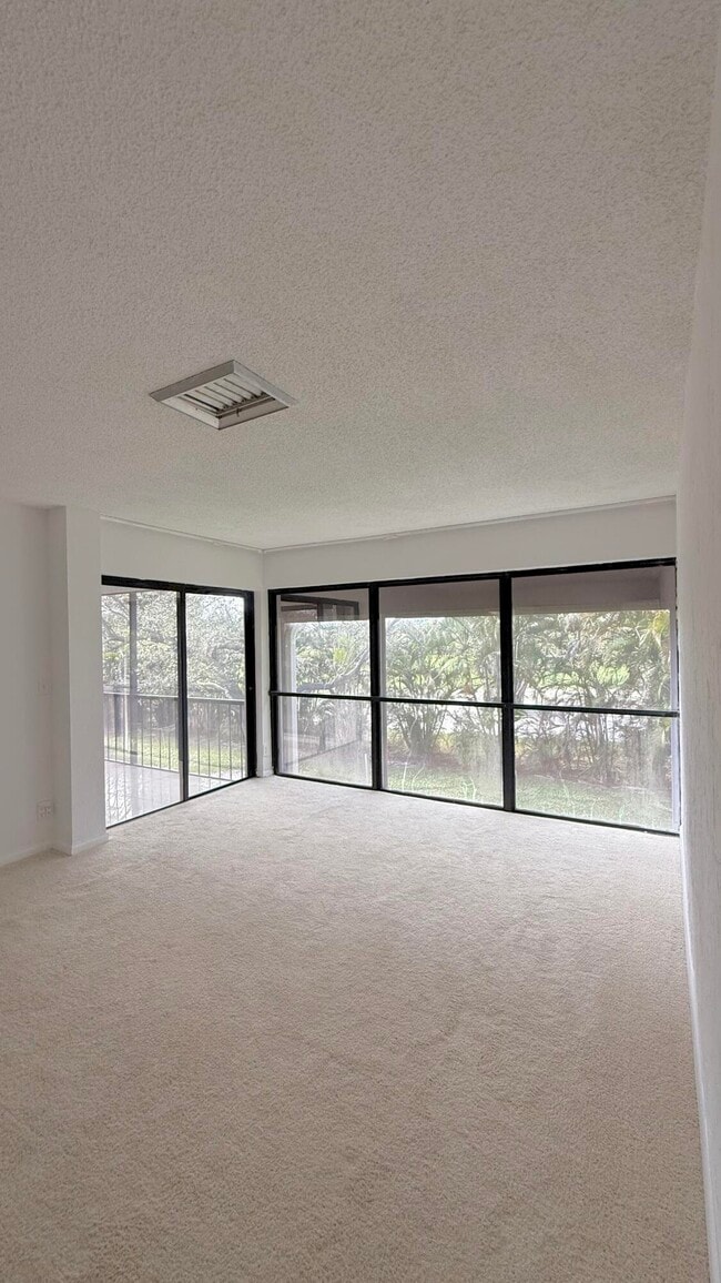 Building Photo - 1739 Embassy Dr