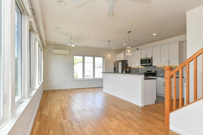 Building Photo - 58 Giles Ave