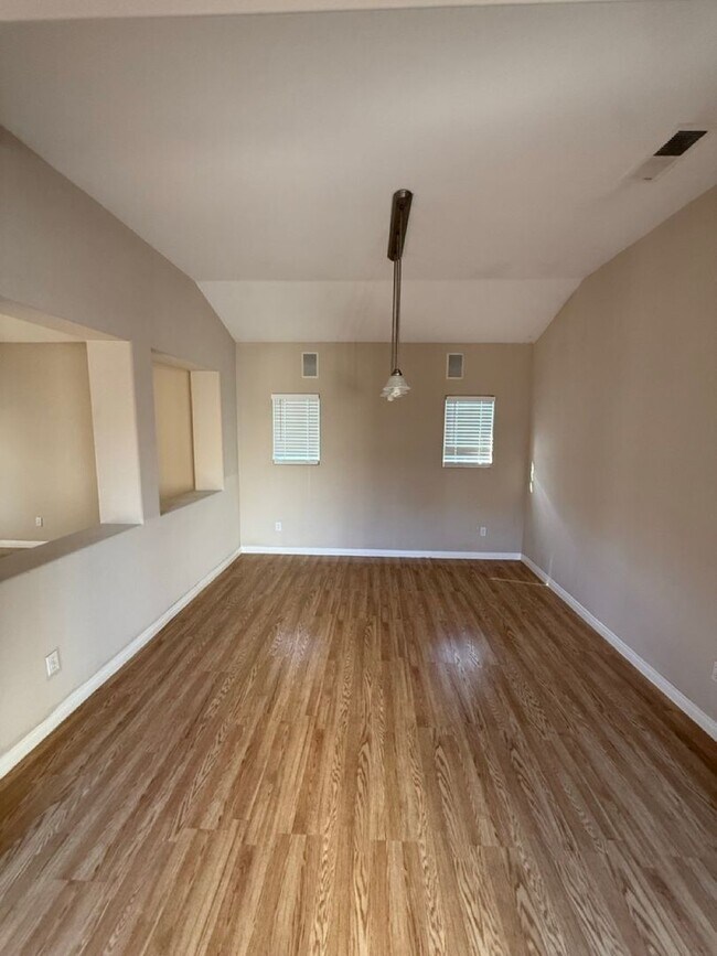 Building Photo - Spacious 4-Bedroom, 2-Bathroom Home in Southwest Bakersfield