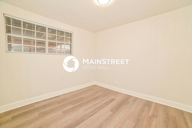 Building Photo - 4 Bedroom Pet-Friendly Home in Knoxville, TN with Main Street Renewal