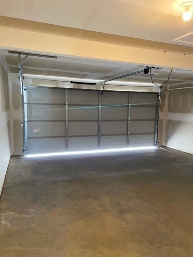 Building Photo - Preleasing Now-Three Bedroom | Two Bath Home in Conrad Court