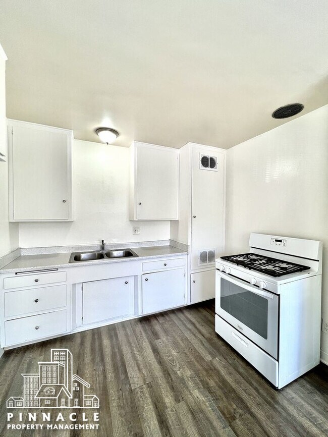 Spacious 2 Bed Apartment For Rent in Torrance 1332 W 225th St