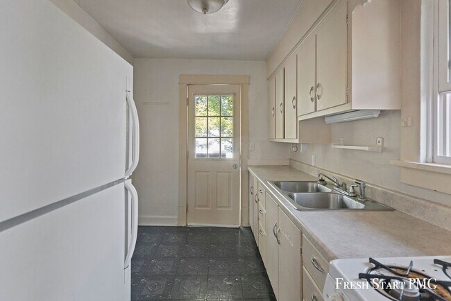 Building Photo - Inviting 1-Bedroom Unit with Natural Light...