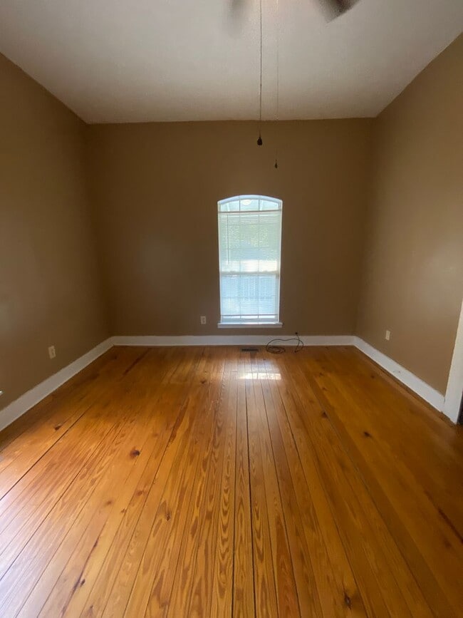 Building Photo - 2 Bedroom House with Fenced Backyard near ...