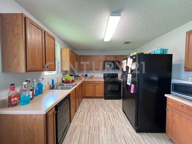 Building Photo - Spacious 2-Story 3/2/2 Home with Versatile...