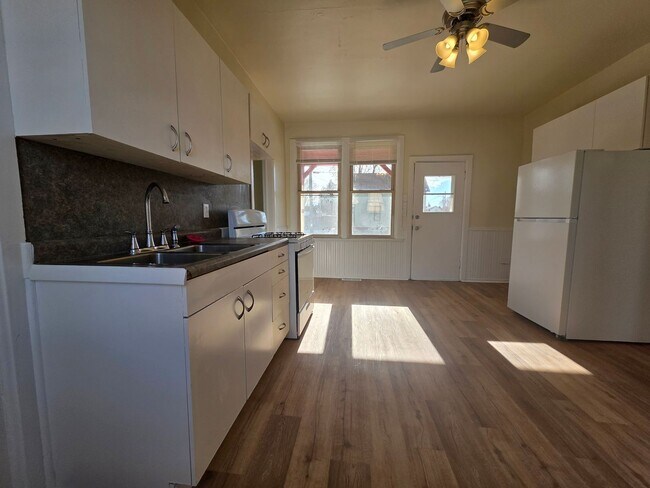 Building Photo - 1816 Wollmer St