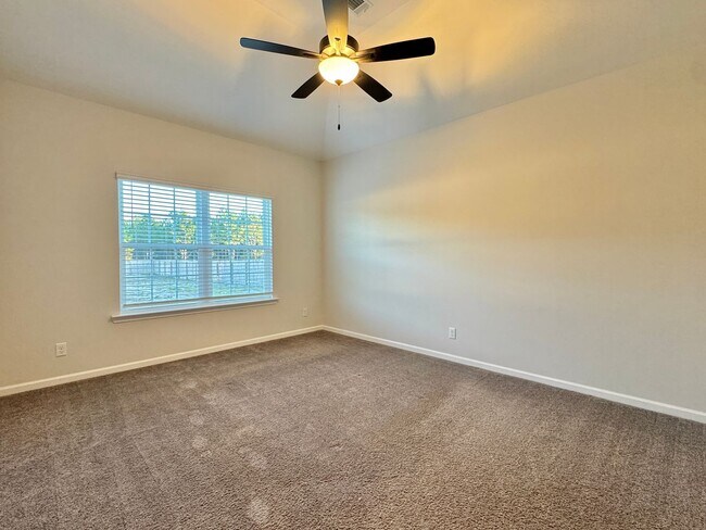 Building Photo - AVAILABLE NOW! (Pet Friendly)