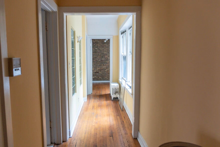 Building Photo - 652 W Buckingham Pl