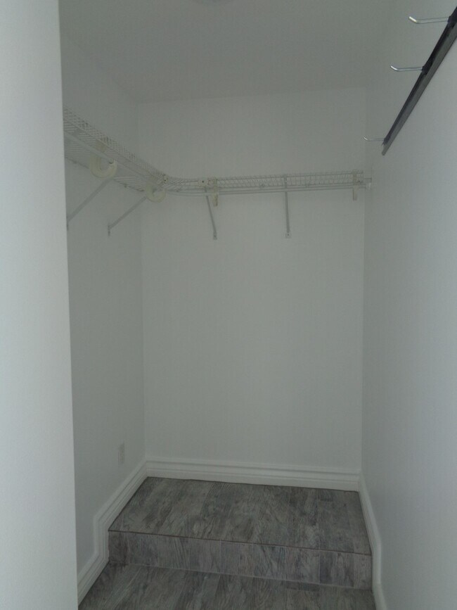 Building Photo - 410 7th St