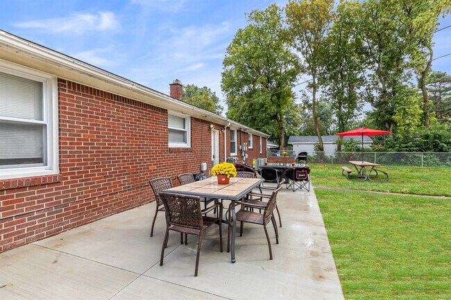 Building Photo - 8254 Mary Ann Ave