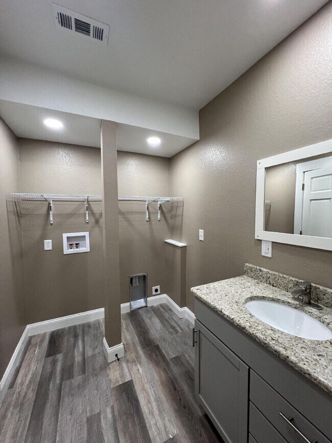Building Photo - Lower 2BR unit
