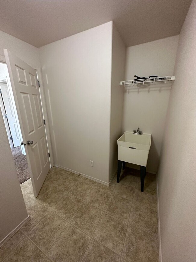 Building Photo - Spacious 2 bed/2.5 bath with bonus room townhome off Road 68