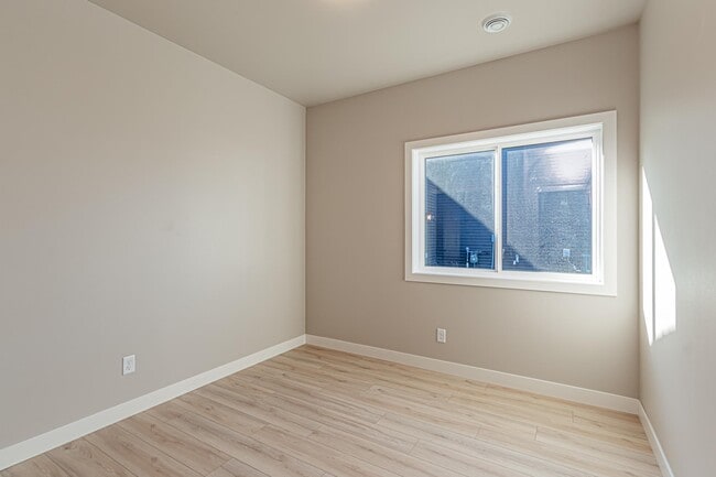 Building Photo - 5846 James Dr W