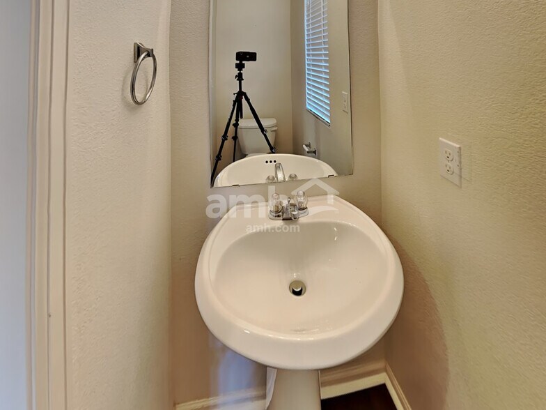 Building Photo - 5561 N Lisbon St