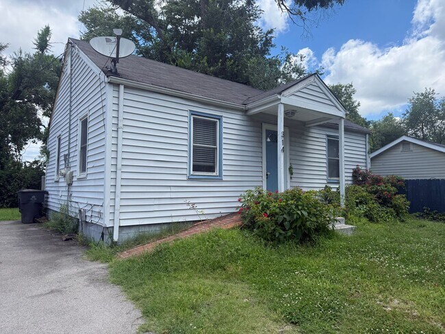 Building Photo - 2 Bedroom Cottage in Woodbine!