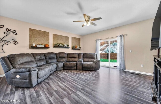 Building Photo - Great Location - Centrally Located - Quick...