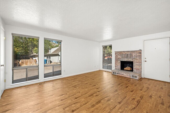 Building Photo - Super Cute North End Place with Garage and Backyard!
